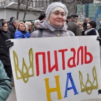 Украинские медработники уходят мыть полы в банках